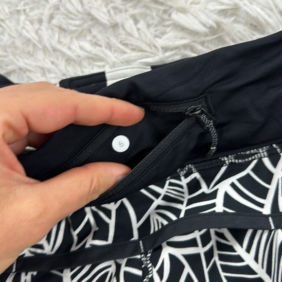 🔥$SALE$🔥Lululemon Run: Speed Short *2-way Stretch Pretty Palm Black Angel Wing - Picture 5 of 5